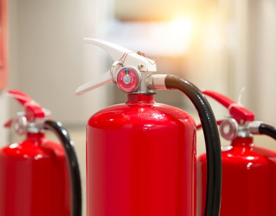 É Importante Ter Extintor de Incêndio em Minha Casa? foto de três extintores de incêndio