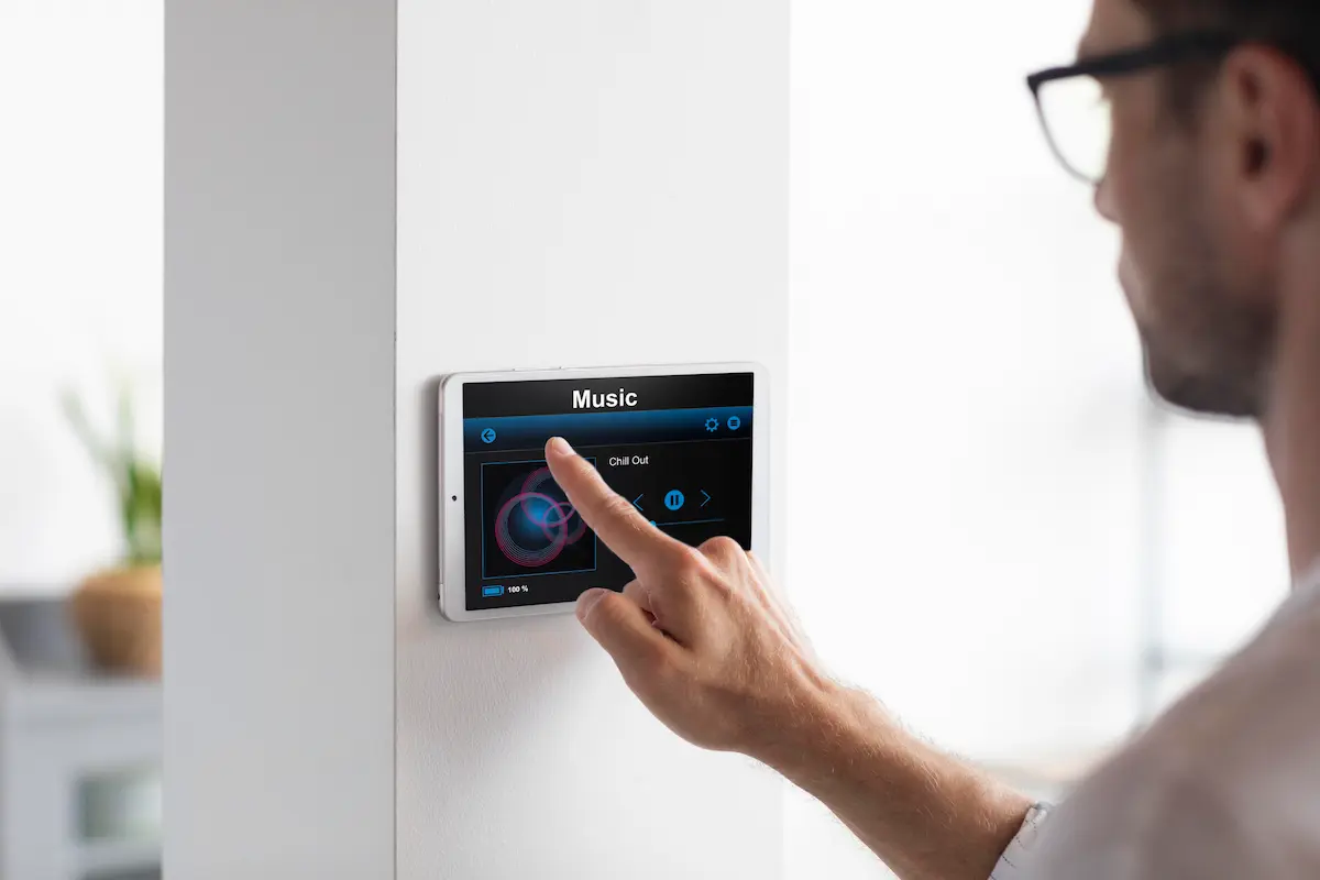 homem configurando automação e segurança residencial