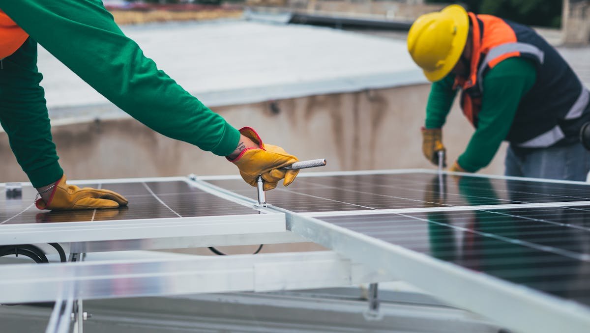 profissionais instalando sistema solar em residências