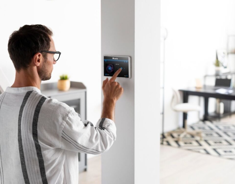 Automação Residencial em Imóveis Alugados homem usando automação em imóveis alugados