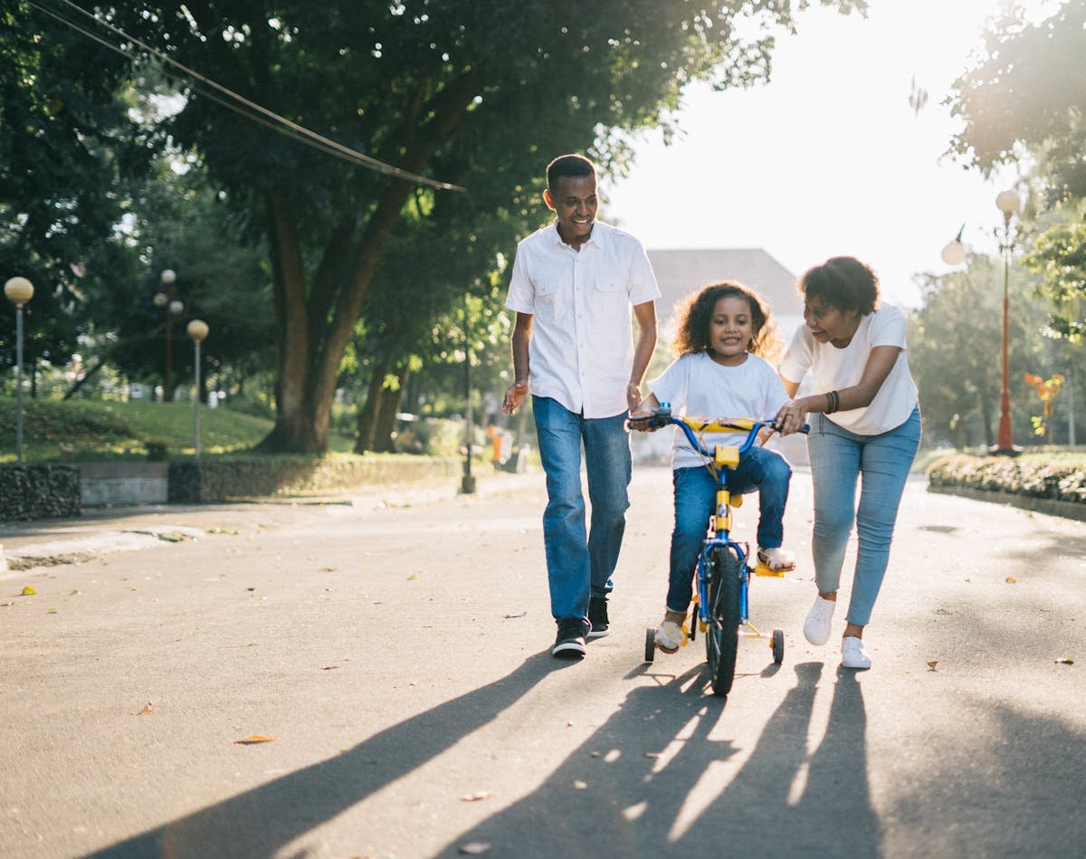 Entretenimento em Casa: Dicas e Atividades familia praticando entretenimento em casa