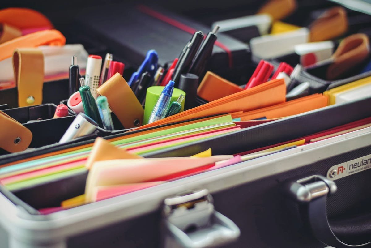 Como organizar os documentos de veículos em casa Pens and Markers on Case