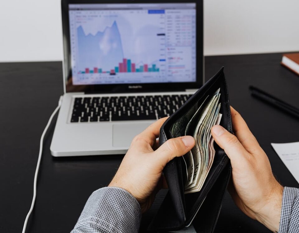 Ferramentas para quem trabalha de casa e quer melhorar o controle financeiro A Person Holding a Black Wallet