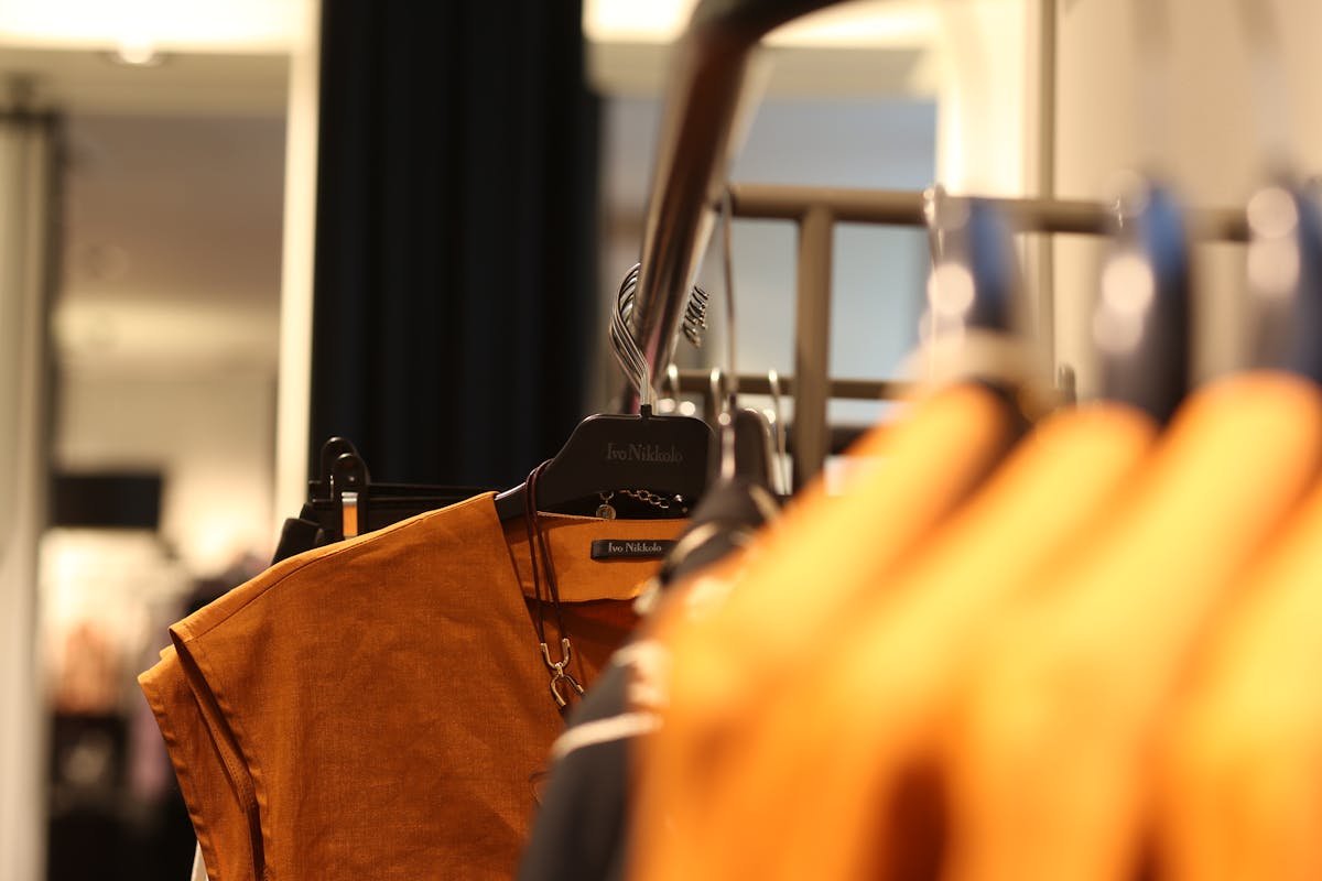 Segurança no comércio: como proteger lojas e depósitos em MT Brown Top Hanging on Rack