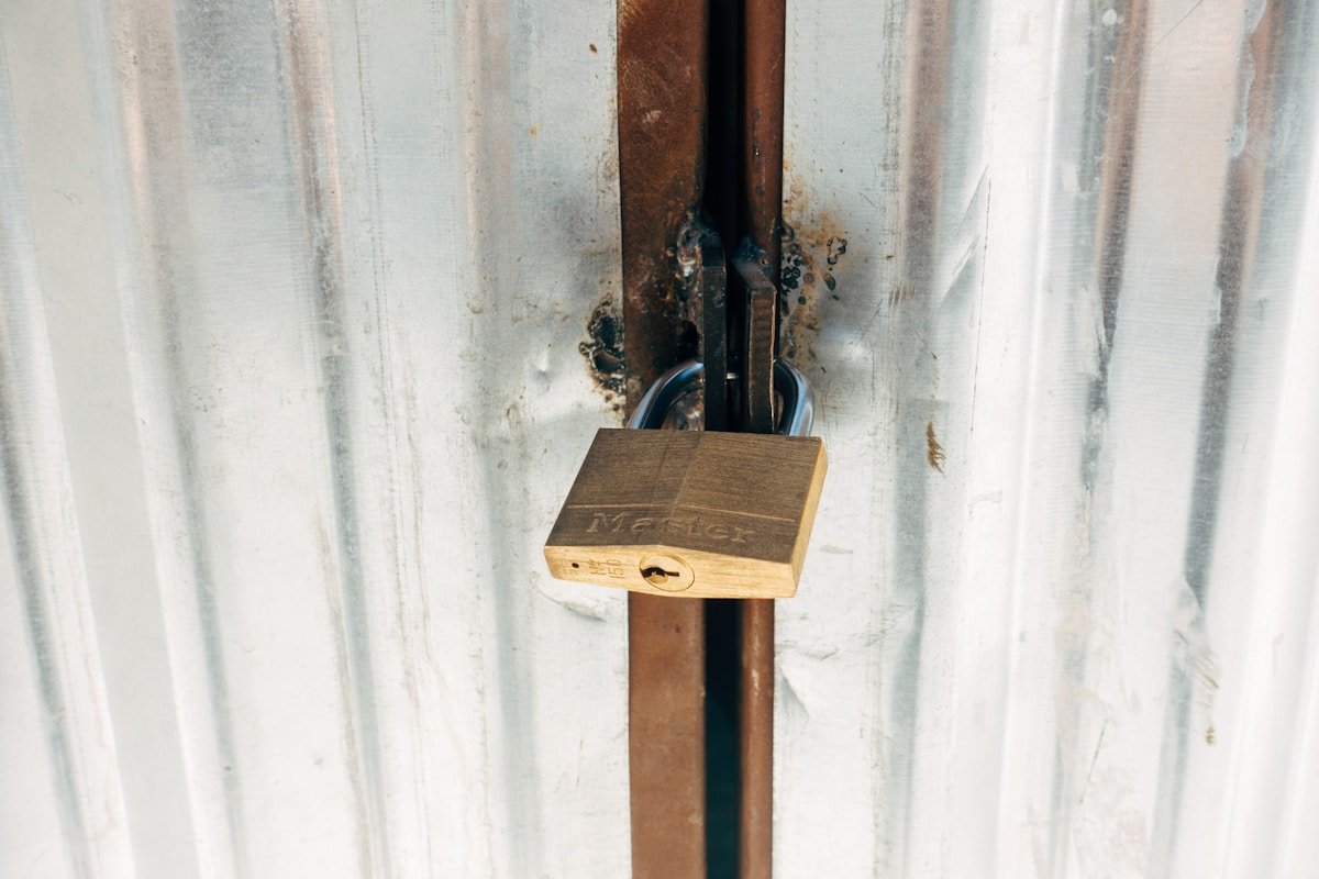 Fatos pouco conhecidos que tornam sua casa mais segura brown wooden cross with padlock