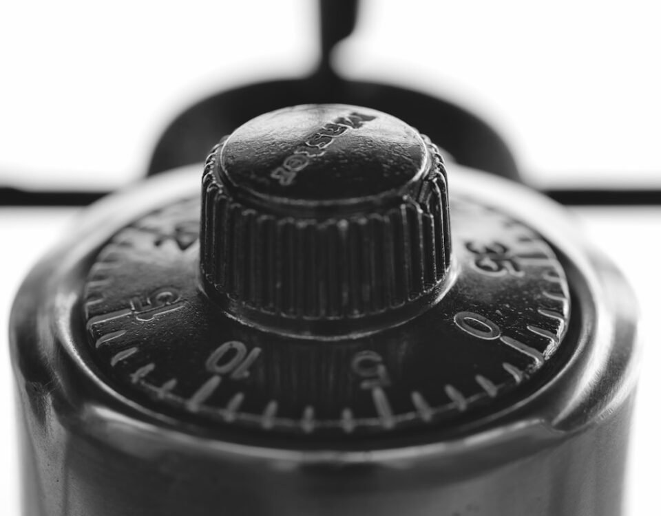 Como escolher o cofre ideal para guardar armas em casa a close up of a black and white photo of a compass