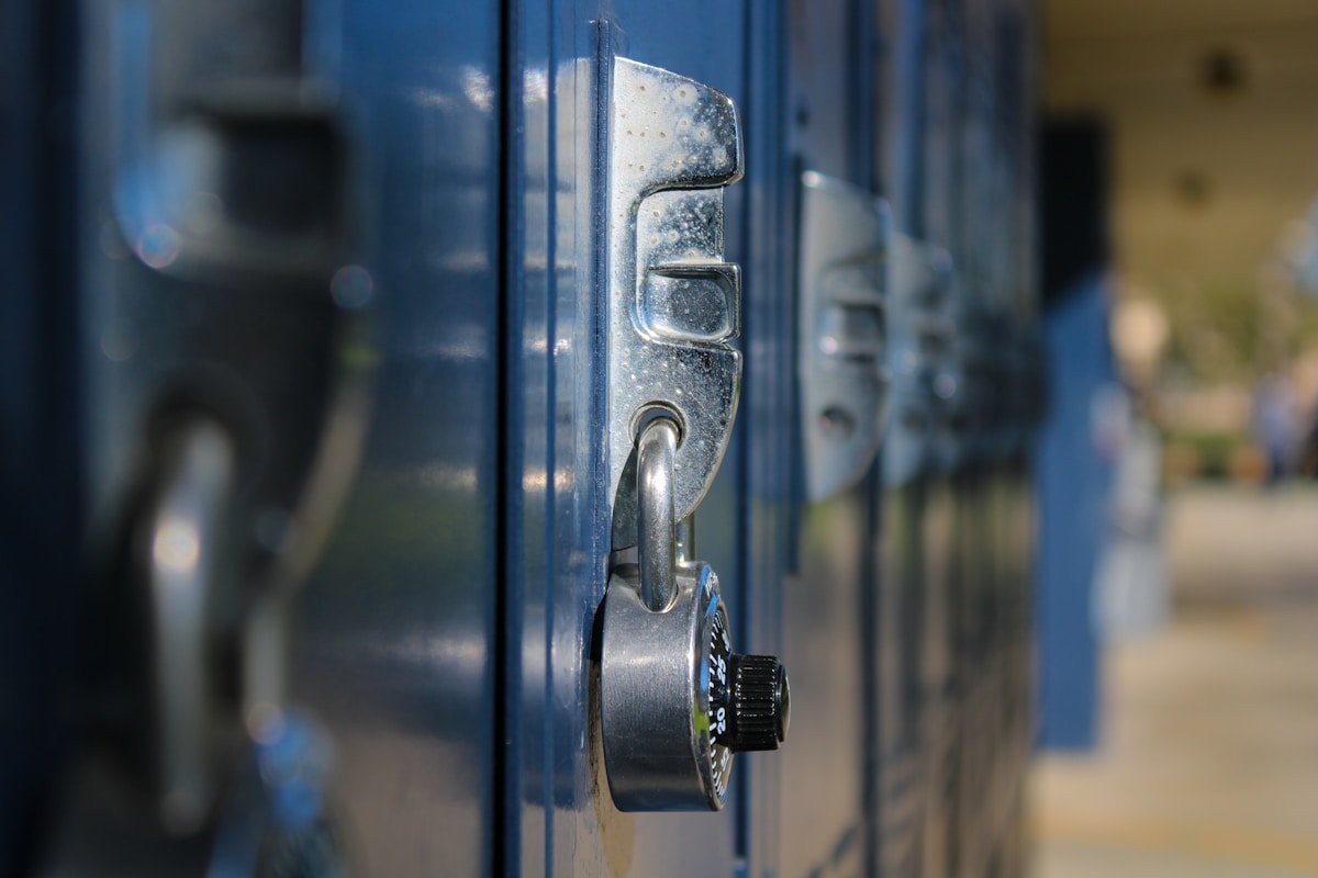 Como escolher o cofre ideal para guardar armas em casa a close up of a door handle on a blue door