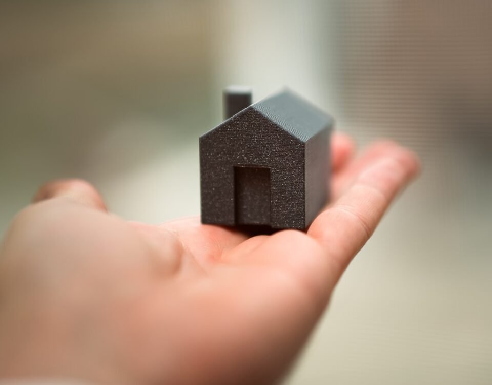 Seguro Fiança: a opção segura para proteger seu aluguel A person holding a small house in their hand