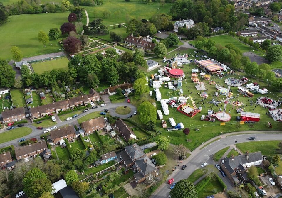 Dicas para segurança em loteamentos e novos empreendimentos urbanos Aerial shot of a fairground amidst homes in Houghton Regis, England.