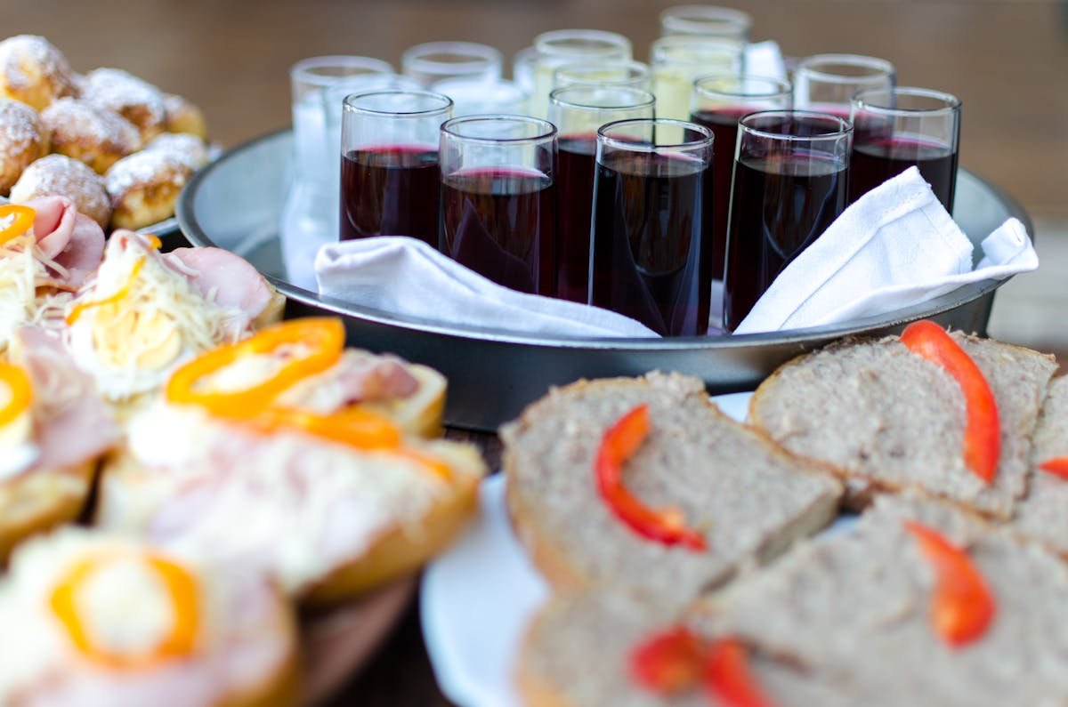 Segurança alimentar: Como garantir em buffets? A beautifully arranged buffet with assorted foods and drinks, perfect for events or gatherings.