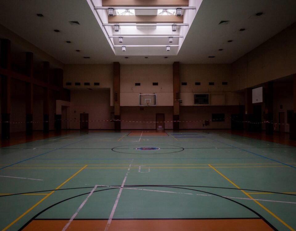 Monitoramento de segurança em arenas esportivas basketball court