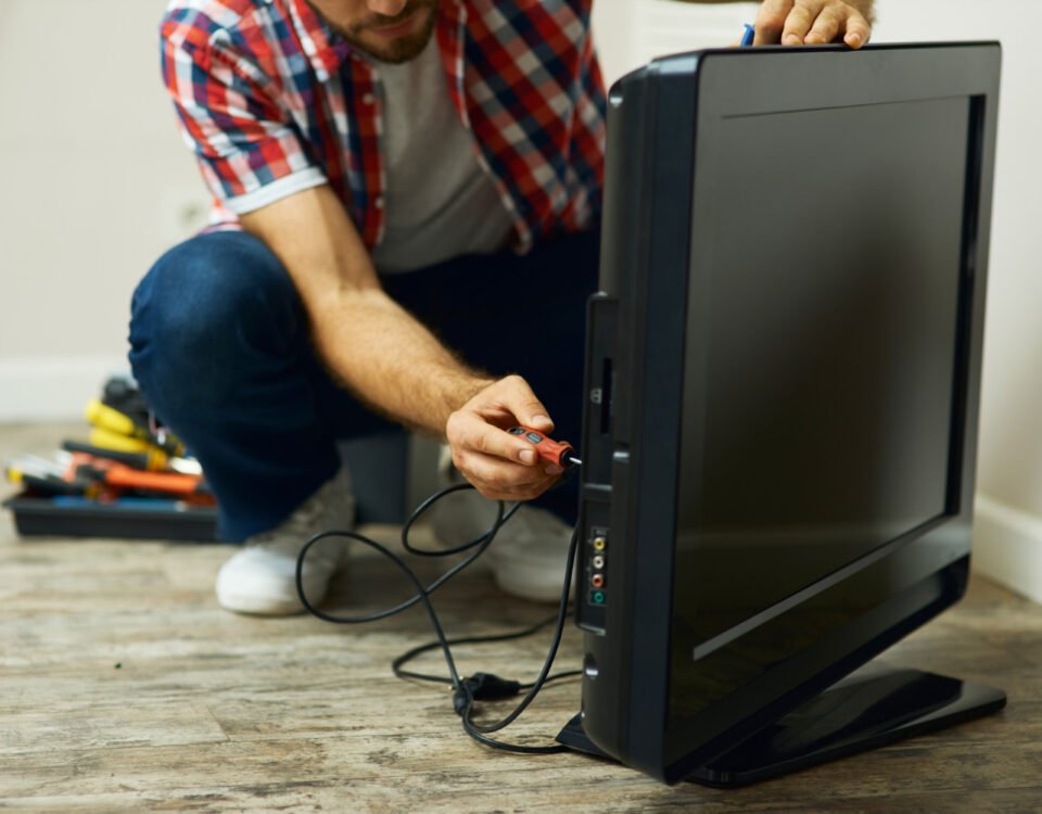 Como proteger sua TV contra surtos elétricos e quedas de energia Como proteger sua TV contra surtos elétricos e quedas de energia