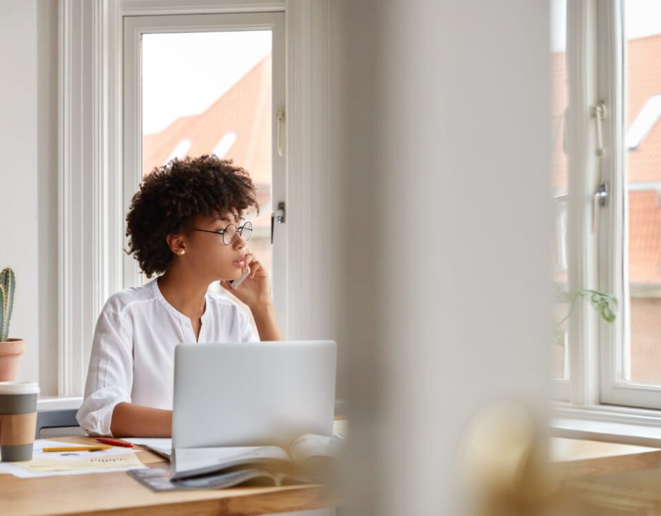 Home office inteligente: ergonomia, silêncio e privacidade Home office inteligente: ergonomia, silêncio e privacidade