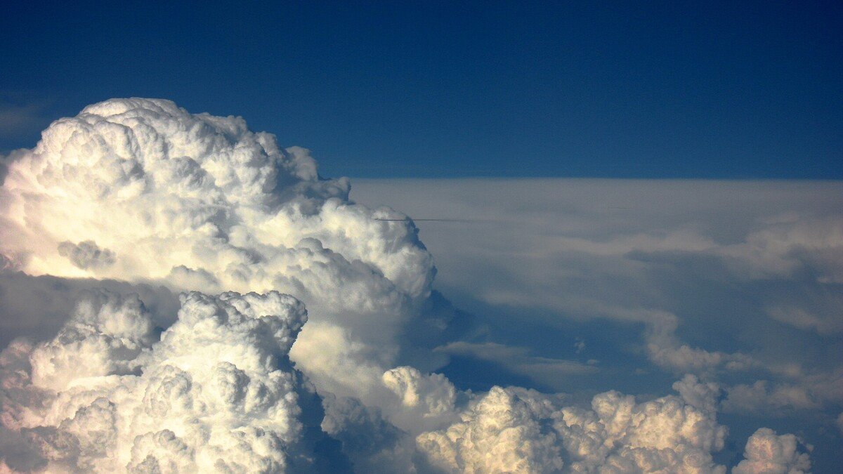 Nuvens cumulonimbus de tempestade se formando