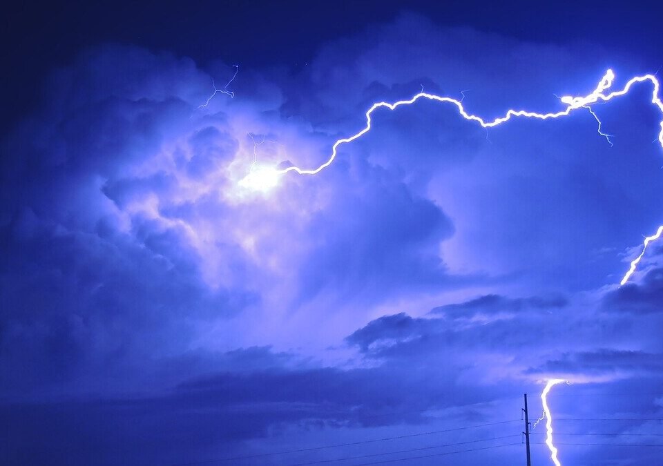Raios cortando nuvens de tempestade à noite