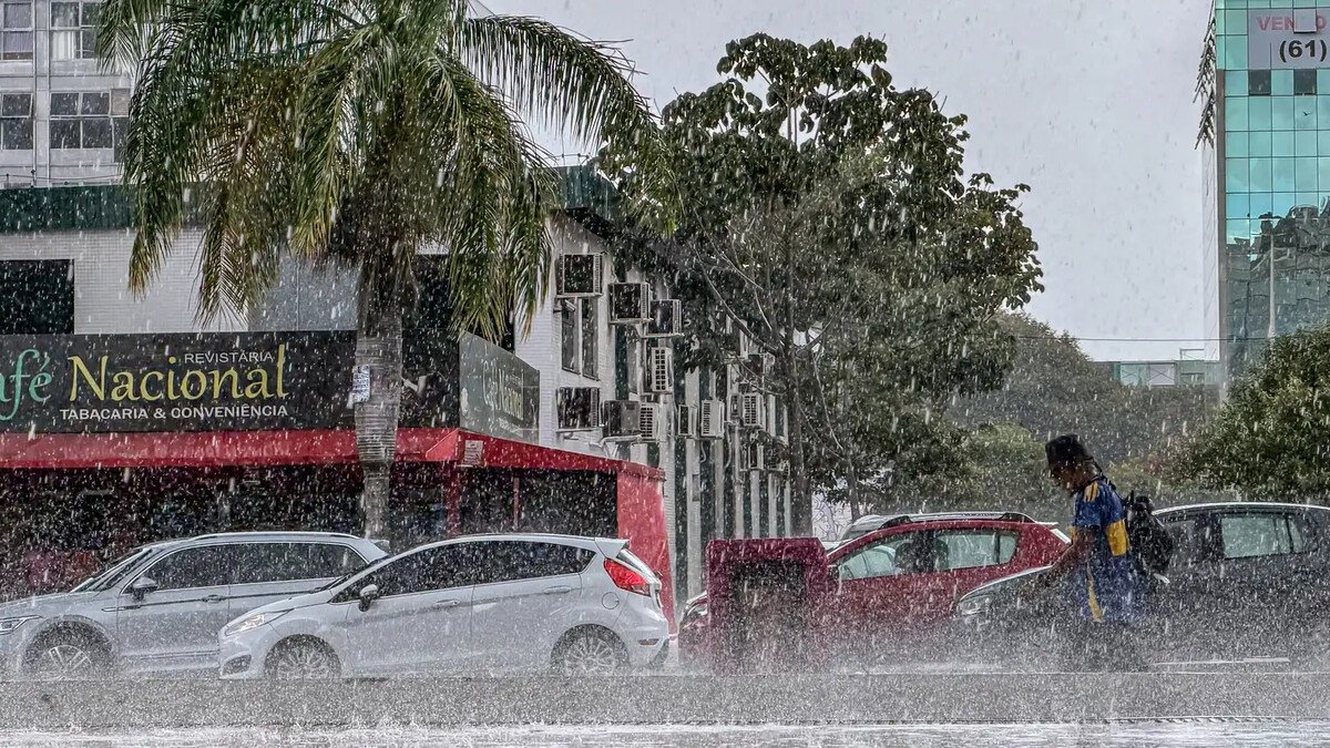 Alerta laranja de tempestade: checklist para preparar a casa hoje Chuva forte em avenida de Brasília