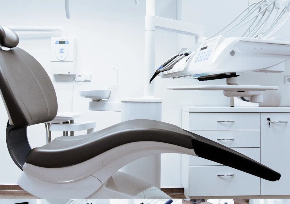 Cadeira odontológica e equipamentos em consultório