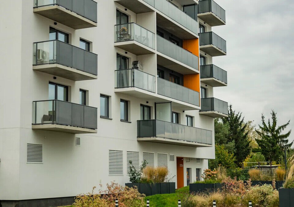Prédios residenciais contemporâneos com varandas