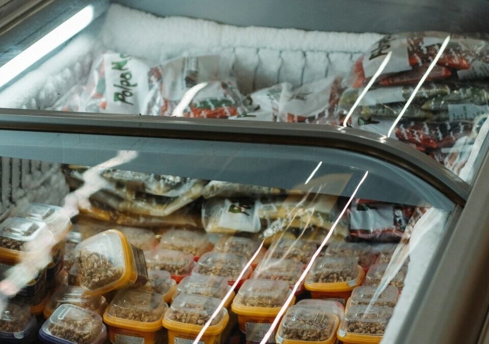 Produtos congelados em refrigerador comercial