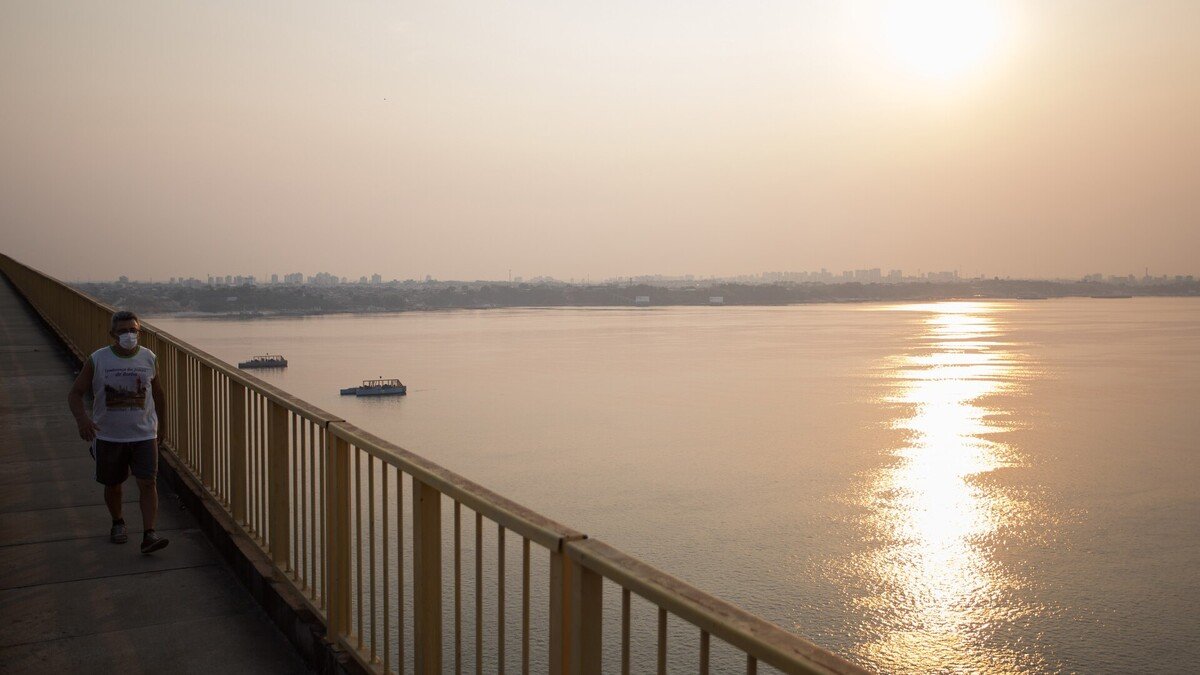 Prédios de Manaus envoltos em fumaça