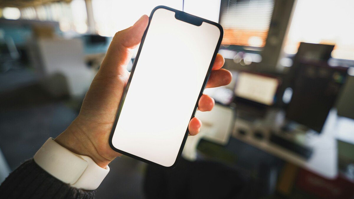 Golpe por ligação: MP manda bloquear chamada sem autenticação Mão segurando um smartphone com a tela acesa