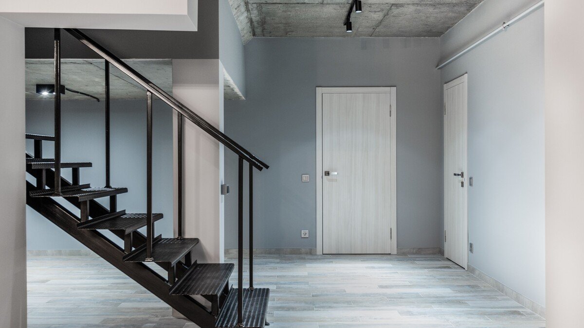 Escada interna e corredor de um apartamento