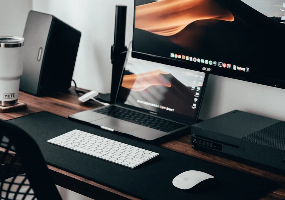 Ambiente de trabalho com mesa de madeira