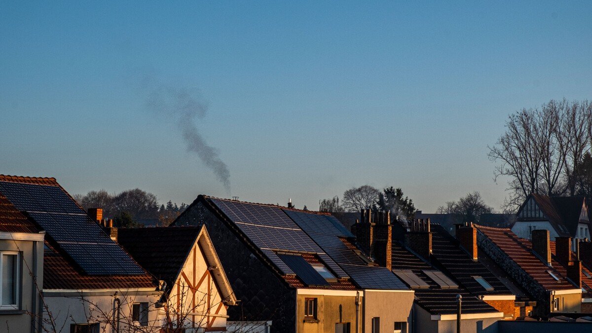 Fileira de casas com painéis solares instalados nos telhados