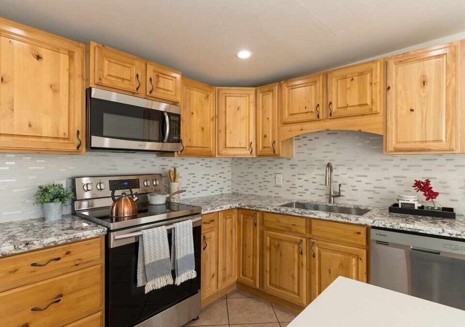 Cozinha residencial com eletrodomésticos e iluminação interna