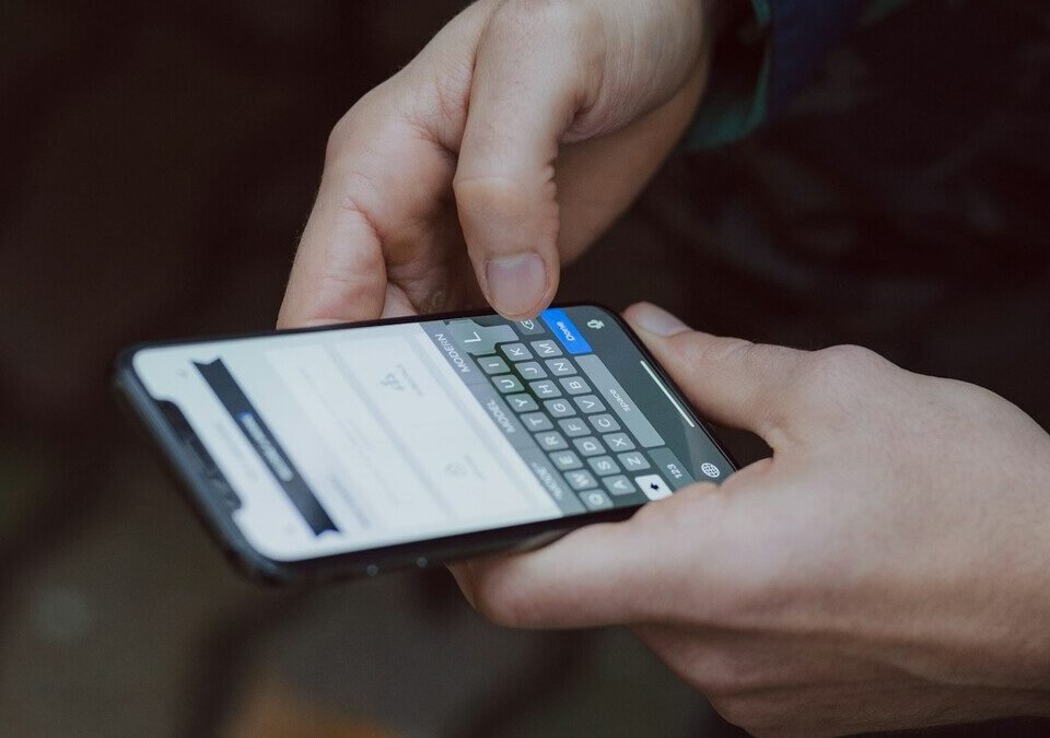 Pessoa usando um smartphone com foco seletivo na tela