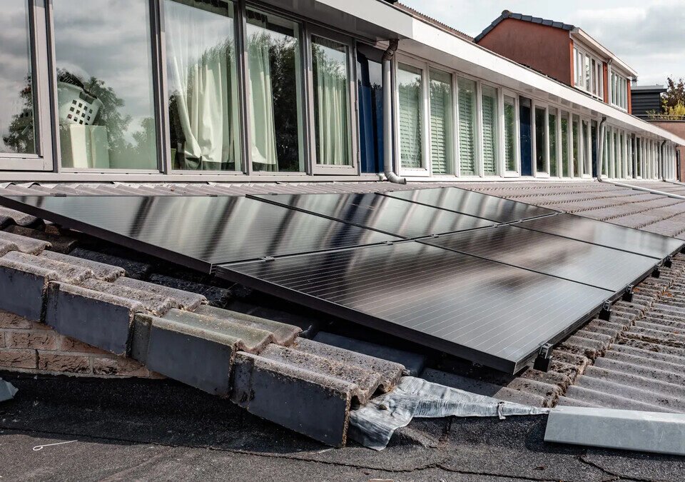 Casa moderna com painéis solares instalados no telhado