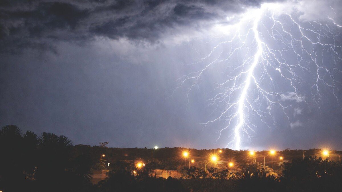 Raio iluminando o céu noturno sobre bairro de Palmas, no Tocantins