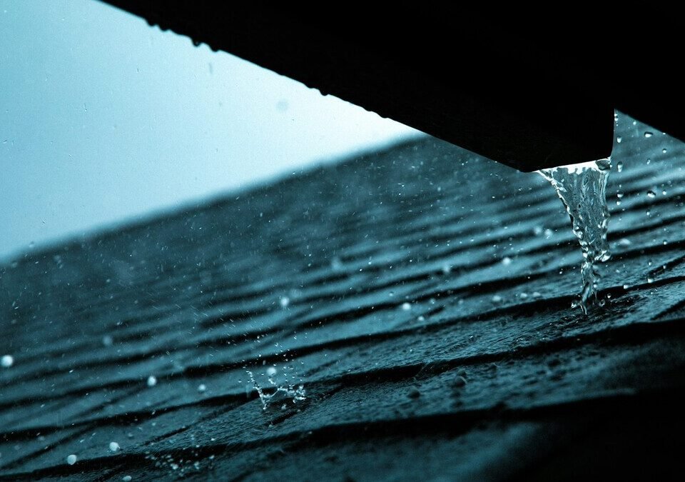Calha de chuva na beira de um telhado